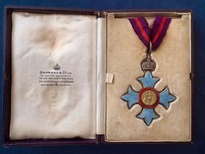 HARD TO FIND WW1 1917 BRITISH CASED 1ST TYPE MILITARY CBE MEDAL.