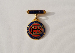 1950 EPSOM RACECOURSE ANNUAL MEMBERS METAL BADGE
