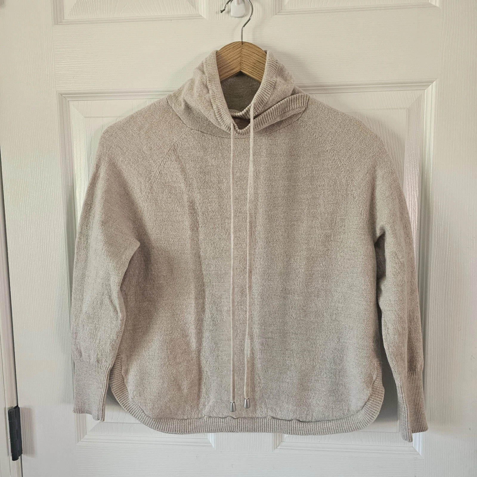 Cynthia Rowley 100% Extrafine Merino Wool Cowl Neck Drawstring Sweater Oatmeal M
Opens in a new wind