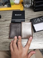 Cartera Ariat Bifold Logotipo En Reilieve Color Marrón Claro Diseño De