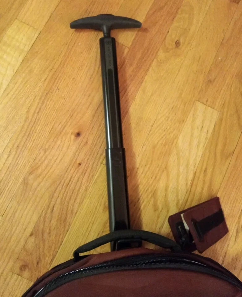 Maleta y bolsa de ropa Victorinox Seefeld 25". Foto 4 de 4