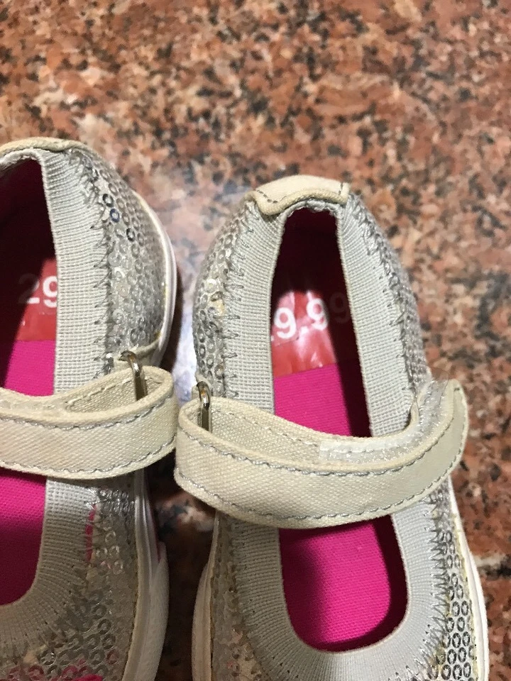 Zapatos Mary Jane Hello Kitty para niñas pequeñas - plateados talla 5M Foto 3 de 4