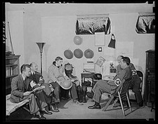 Foto: Hombres de reunión de defensa civil de la década de 1940 en la habitación frente a casa Segunda Guerra Mundial