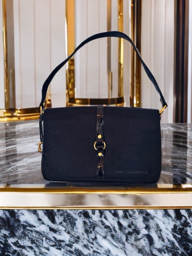 Bolso Karl Lagerfeld Vintage años 90 a estrenar. Negro con bolsillo rojo. Piel