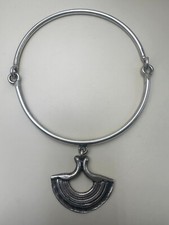 Collier torque avec pendentif, d'inspiration ethnique, signé