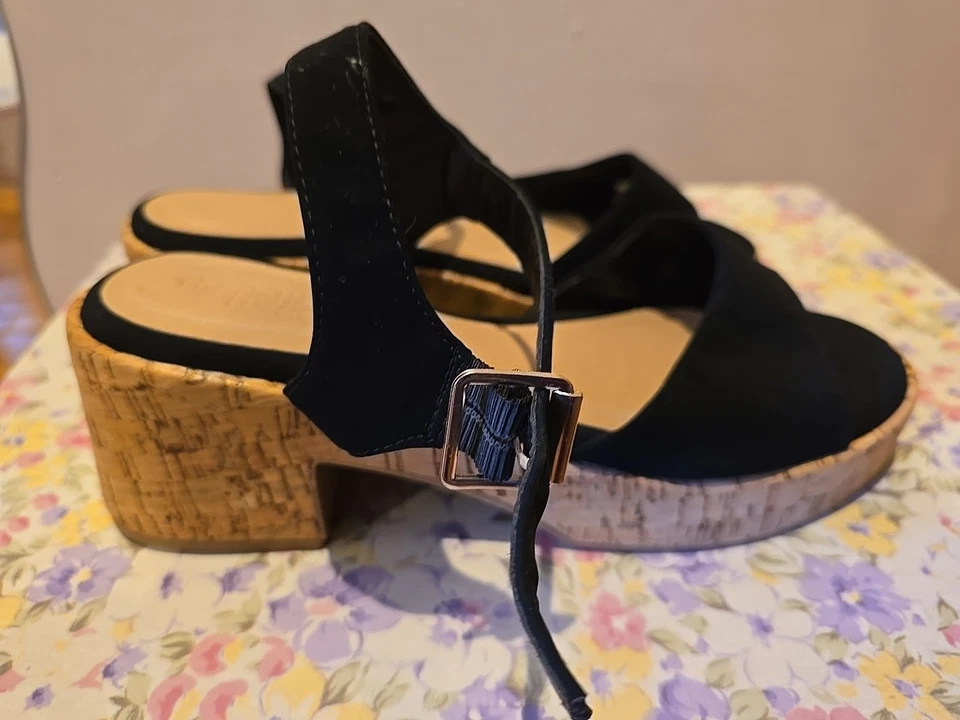 Cuñas/tacones Charlotte Russe. Cuero negro. Mujer - Talla 8 NUEVO J6 Foto 2 de 4