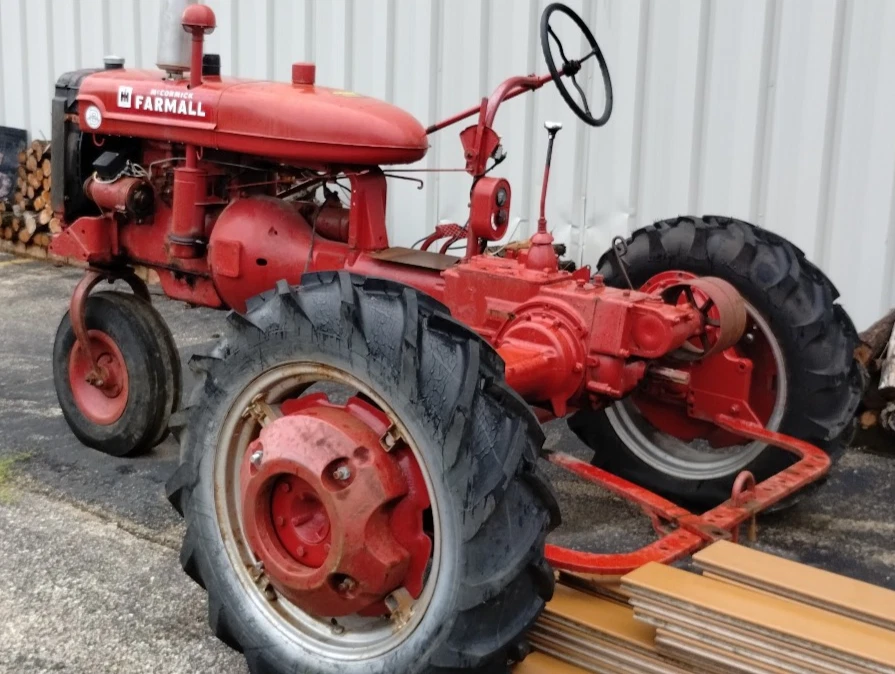 Antiguo tractor Farmall modelo B cultivador Foto 2 de 4
