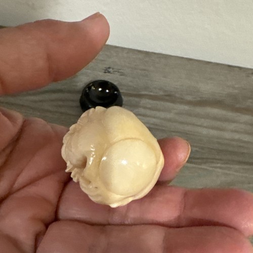 QUALITY Carved NETSUKE, Great Detail Set Of 2 On Wooden Base - Picture 8 of 15