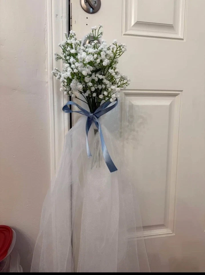 Arcos de banco azul polvoriento con aliento de bebé para pasillo de boda Foto 2 de 2