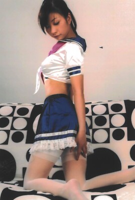 Japanische asiatische Cosplay Dame in weißen Strümpfen Cosplay Matrose Uniform Pose