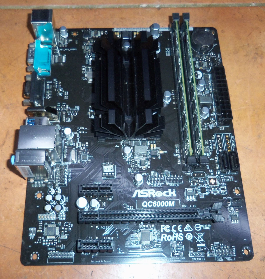 Placa micro ATX ASRock QC6000M AMD E2 6110 USB 3.2 90-MXBBU0 - A0UAYZ + 2 GB RAM - Imagen 2 de 4