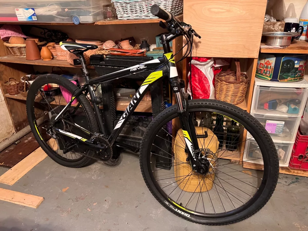 Giant revel bike top
