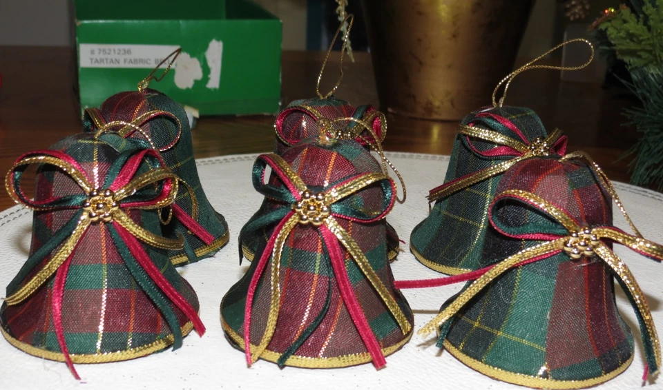 Juego de 6 adornos de campana de Navidad de tela escocesa decoración navideña con caja de colección Foto 3 de 4