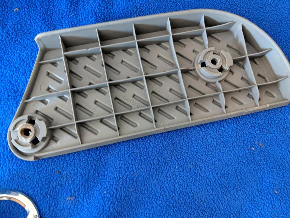 Placa alfombrilla trasera lado pasajero Lexus LX470 1998-2002 gris: paso OEM LF10 Foto 4 de 4