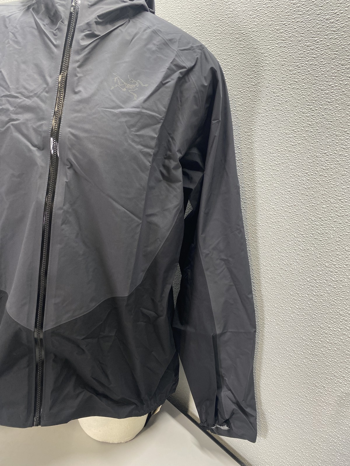 Arc'teryx Mens Norvan Shell Lightweight Jacket Size XL Graphite, Black thumbnail 2