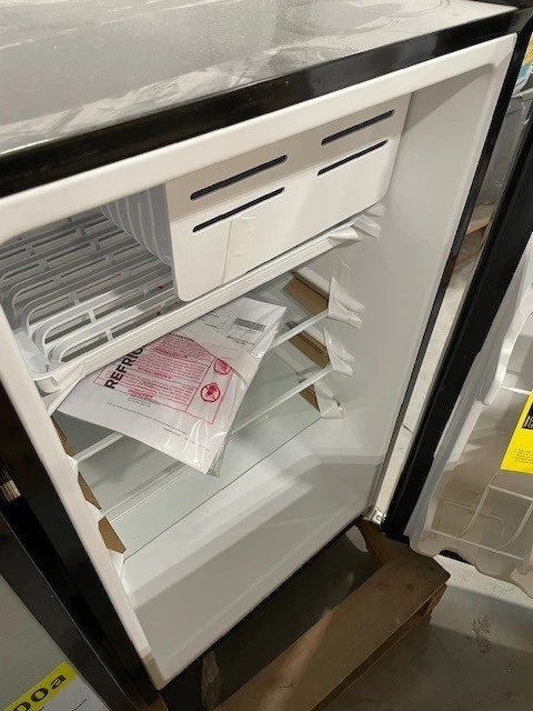 GE GME04GGKBBB 20" Negro 4,4 ft³ ft. Refrigerador compacto NOB #112129 Foto 2 de 4