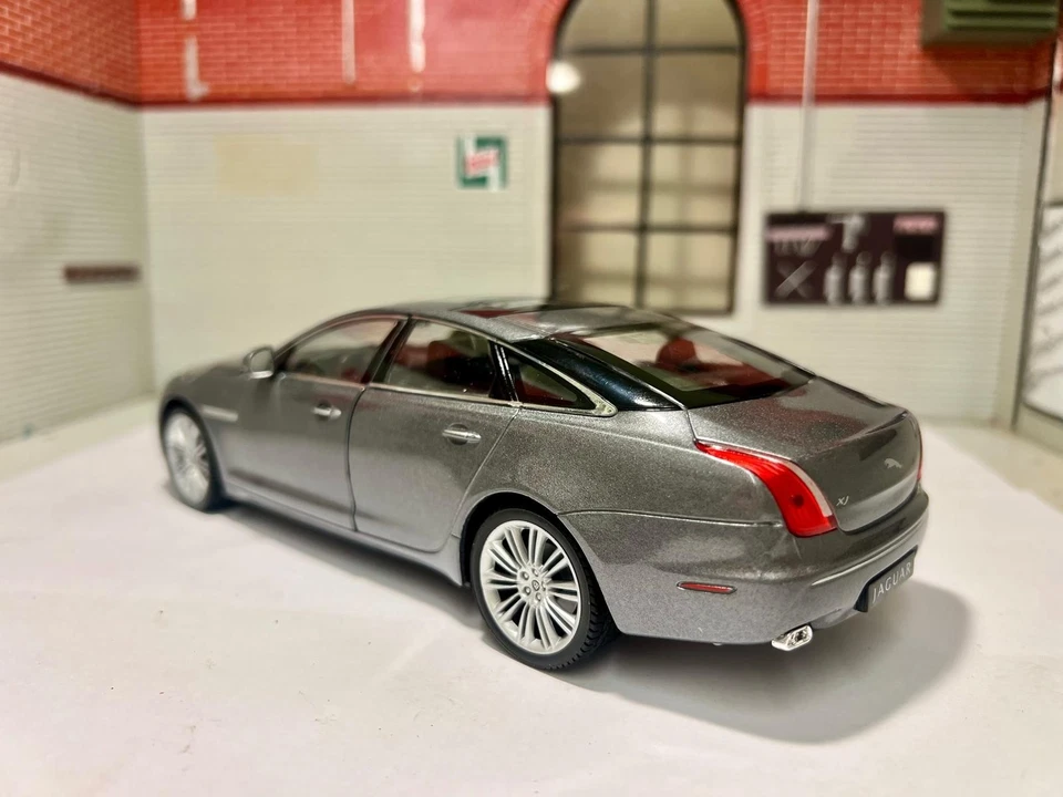 Jaguar XJ 2010 V8 1:24 Diecast Scale Model Metallic Grey Detailed Interior 22517 - Image 2 of 4