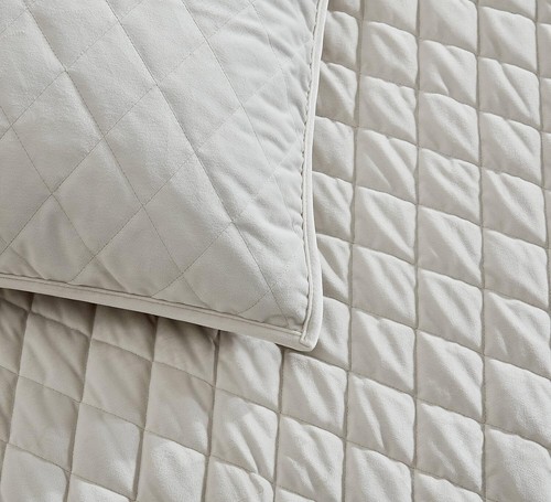 Vera Wang King Quilt Set Diamond Velvet Natural Ivory, King - Picture 2 of 3