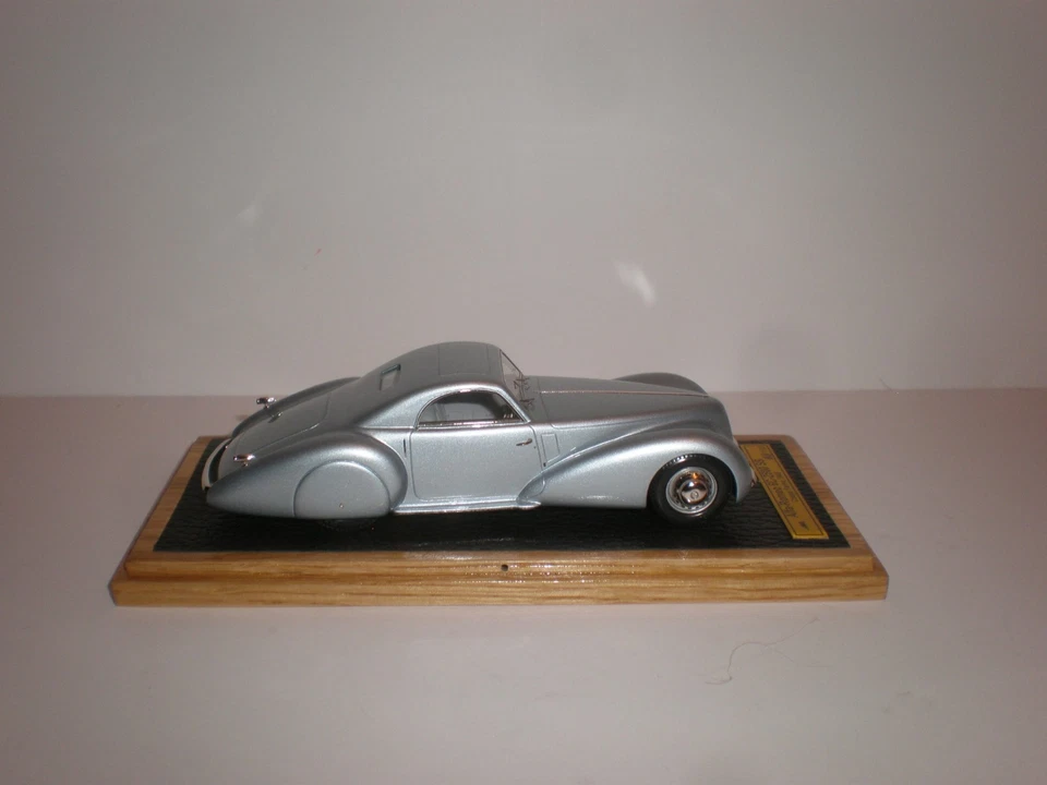 EMC Alfa Romeo 6C 2500 SS Stabillimenti Farina 1940 light blue - Image 3 of 4