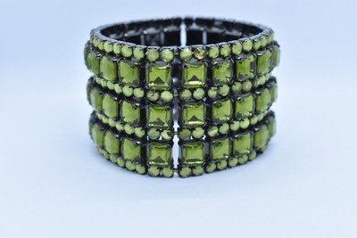 Elegantes grün facettiertes Kunstkristallarmband, mehrreihiges schwarzes Metalldesign