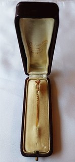 Epingle de cravate "Serre d'Aigle" en Or jaune 18k diamant 2mm fin 19ème.