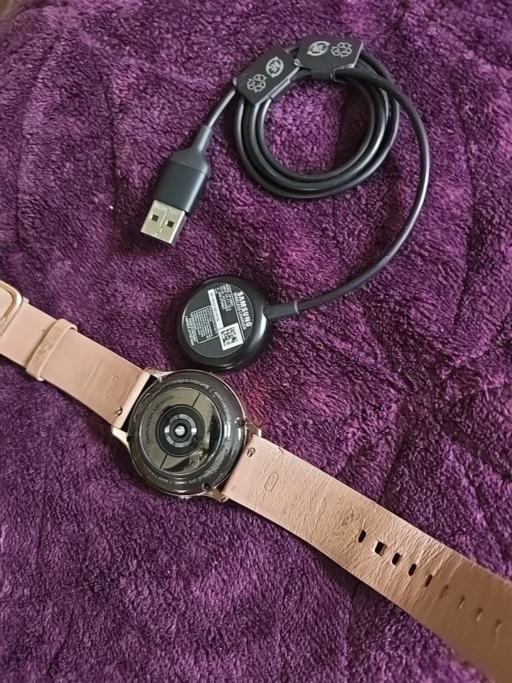 Samsung Galaxy Watch Active 2 40mm GPS + Cellular (4G LTE) - Gold - Gentle Use - Image 4 of 4