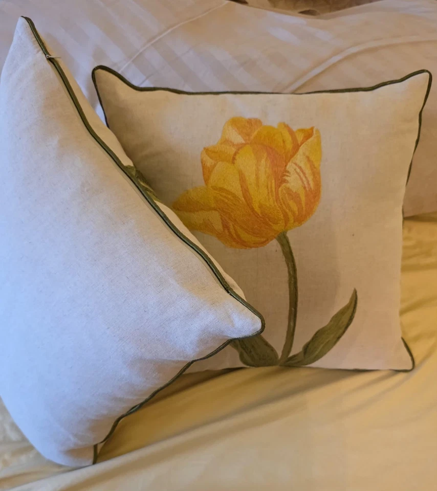 Safavieh 刺绣黄色郁金香羽绒枕头 2 件套 — 第 3/4 张图片