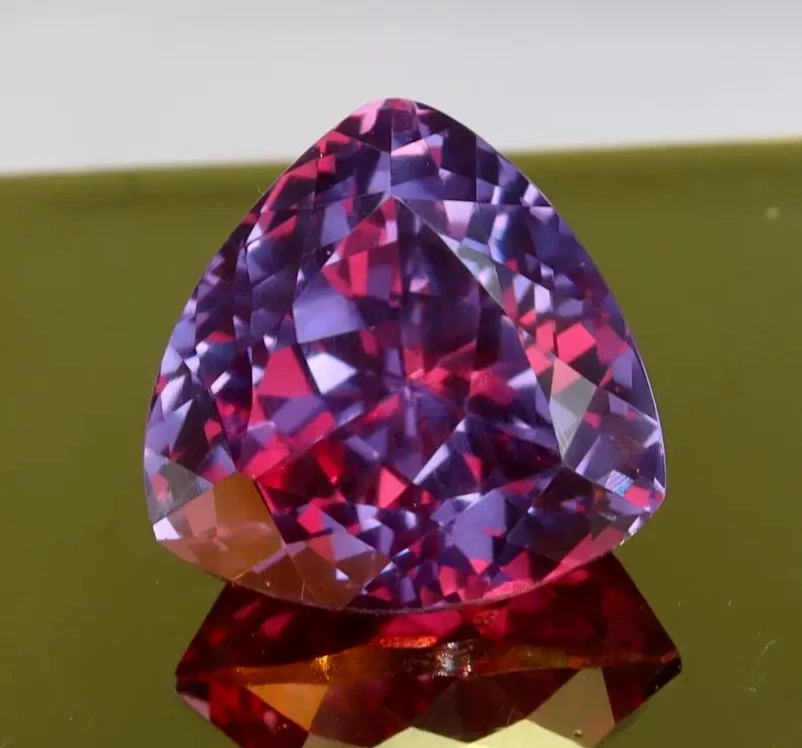 18 CT+ Natural Flawless Montana Purple Pink Sapphire Trillion Cut Loose Gemstone - Image 2 of 4