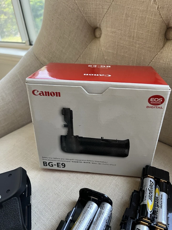 Canon BG-E9 Battery Grip – 100% Mint + Box + Warranty! (60D & 7D) - image 4 of 4