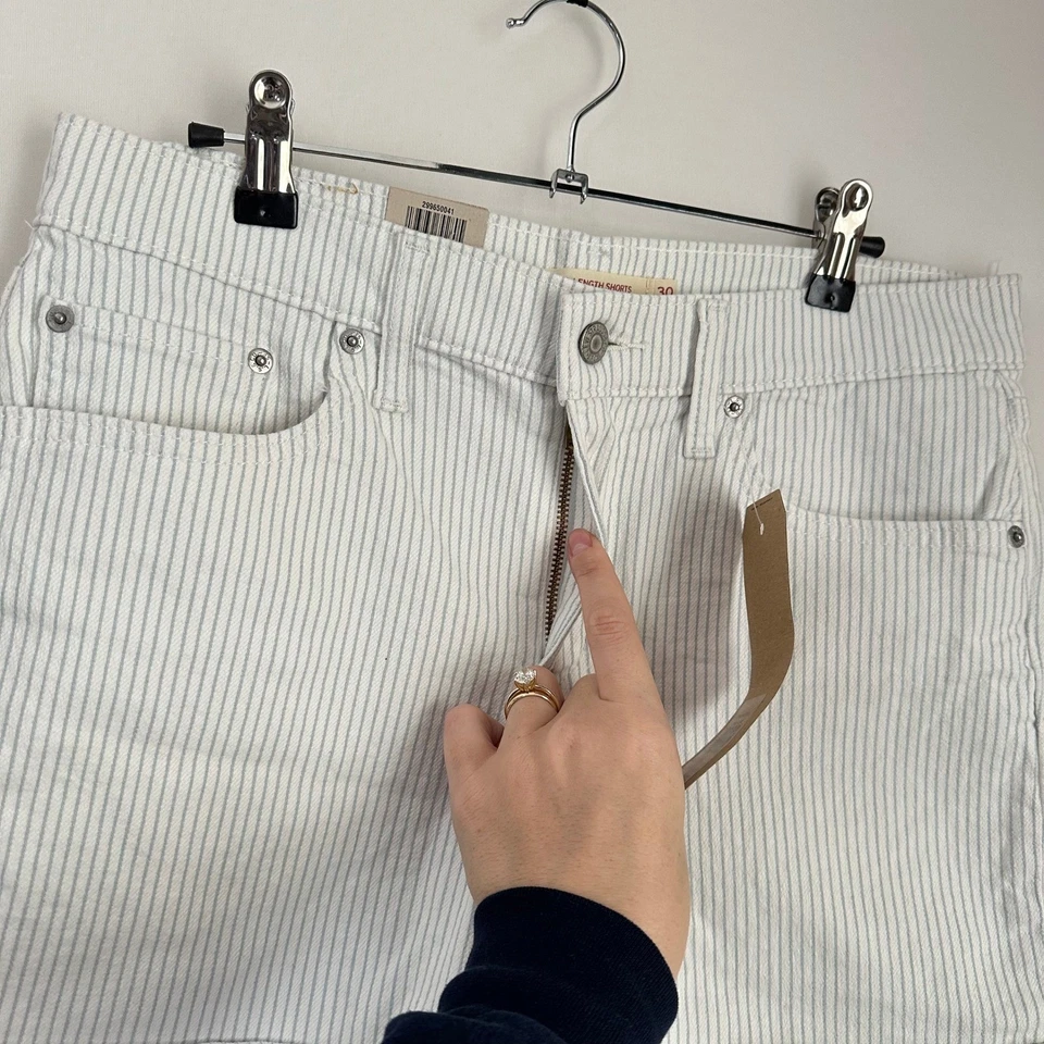 Nuevo con etiquetas Pantalones Cortos Retro Levis Mujeres 10 Largo Medio Azul Blanco Rayas Denim Elastizados Foto 2 de 4