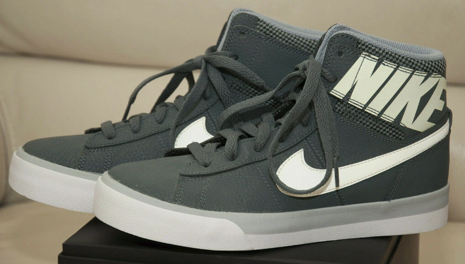 NIKE MATCH SUPREME HI BOYS ATHLETIC HI TOP BASKETS CHAUSSURES GRISES 6 ANS NEUVES