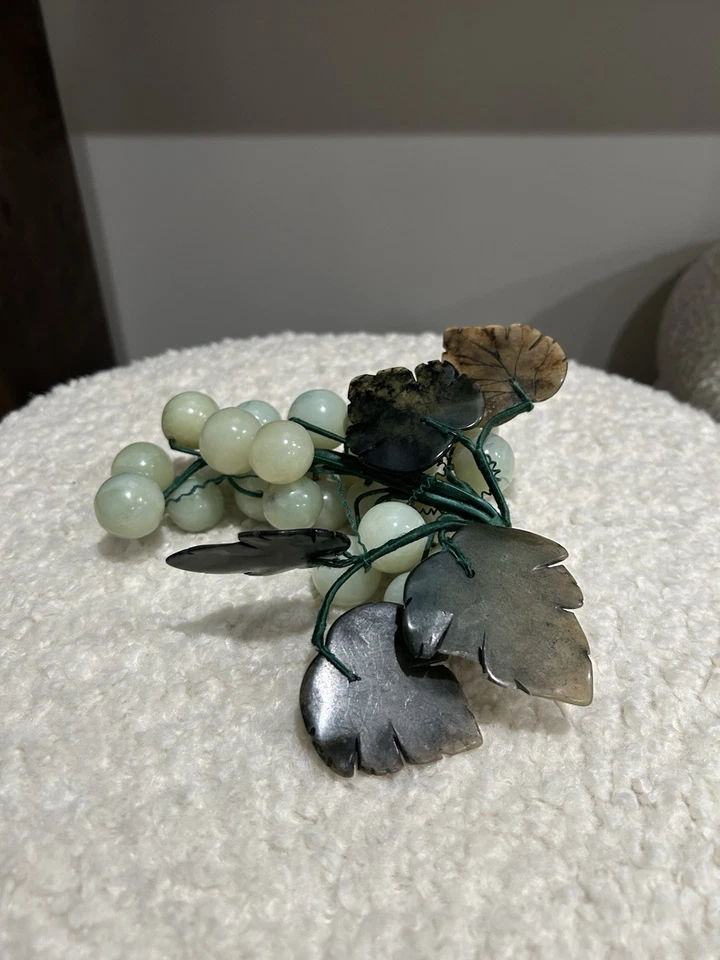 Racimo de uva de vidrio verde claro vintage con hojas de vidrio Foto 4 de 4