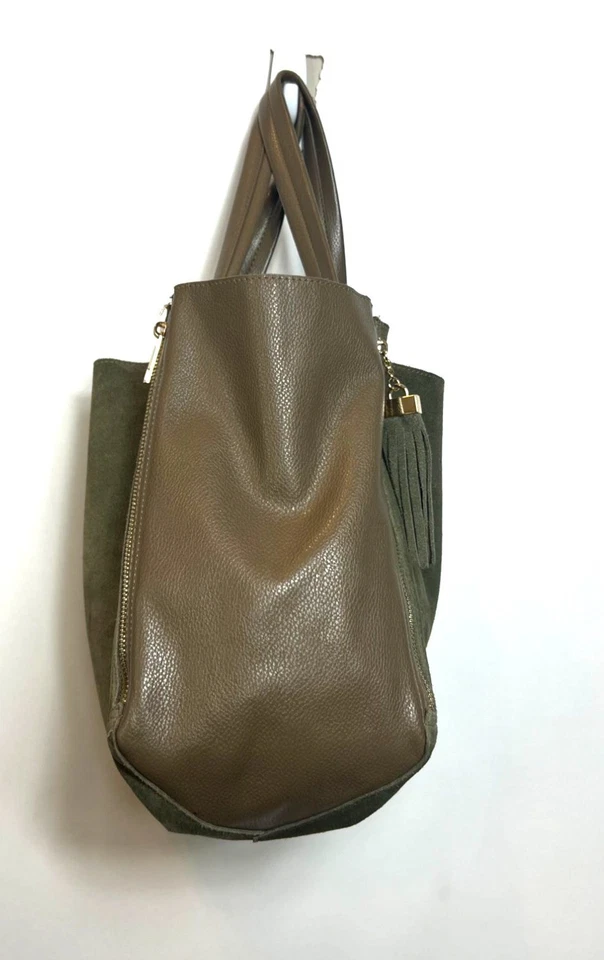 Bolso de mano holgado de gamuza y cuero verde con detalles de borla y cremallera dorada Foto 2 de 4