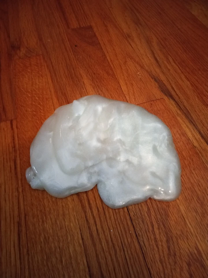 Slime casero, azul claro, limo jiggly. Foto 2 de 2