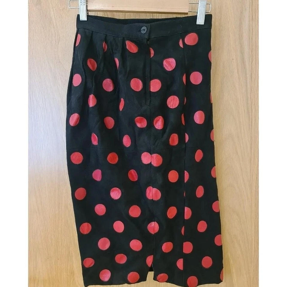 Falda de gamuza negra vintage Valentino con lunares de cuero rojo talla S/Reino Unido 8 Foto 2 de 4
