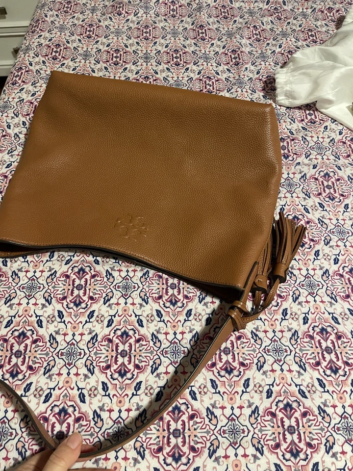 Bolso de Hombro Hobo Tory Burch Thea Borla Cuero Guijarro en Marrón Venta al por menor $528 Foto 2 de 4