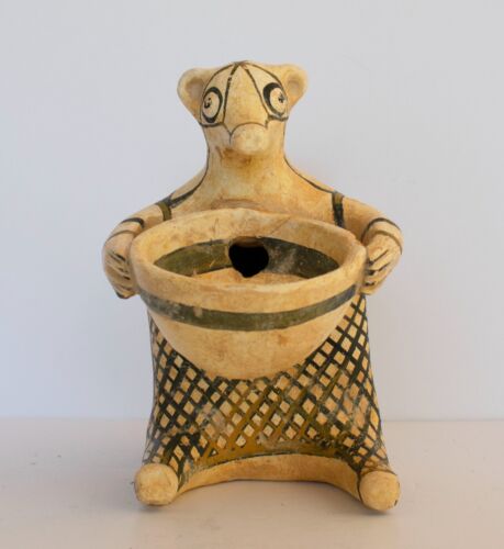 Jarrón en forma de animal - Un pequeño oso o erizo sosteniendo un tazón - Artefacto de cerámica - Imagen 1 de 9