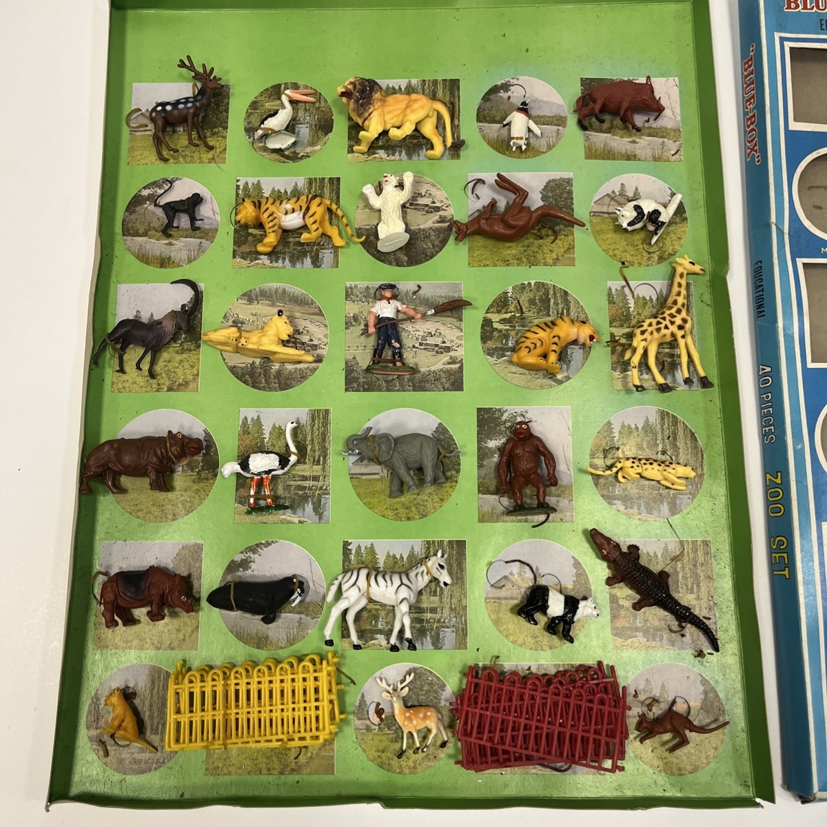 オブジェ　zoo A Bronze Zoo Of Endangered Animals Can Be Seen Living Wildly At