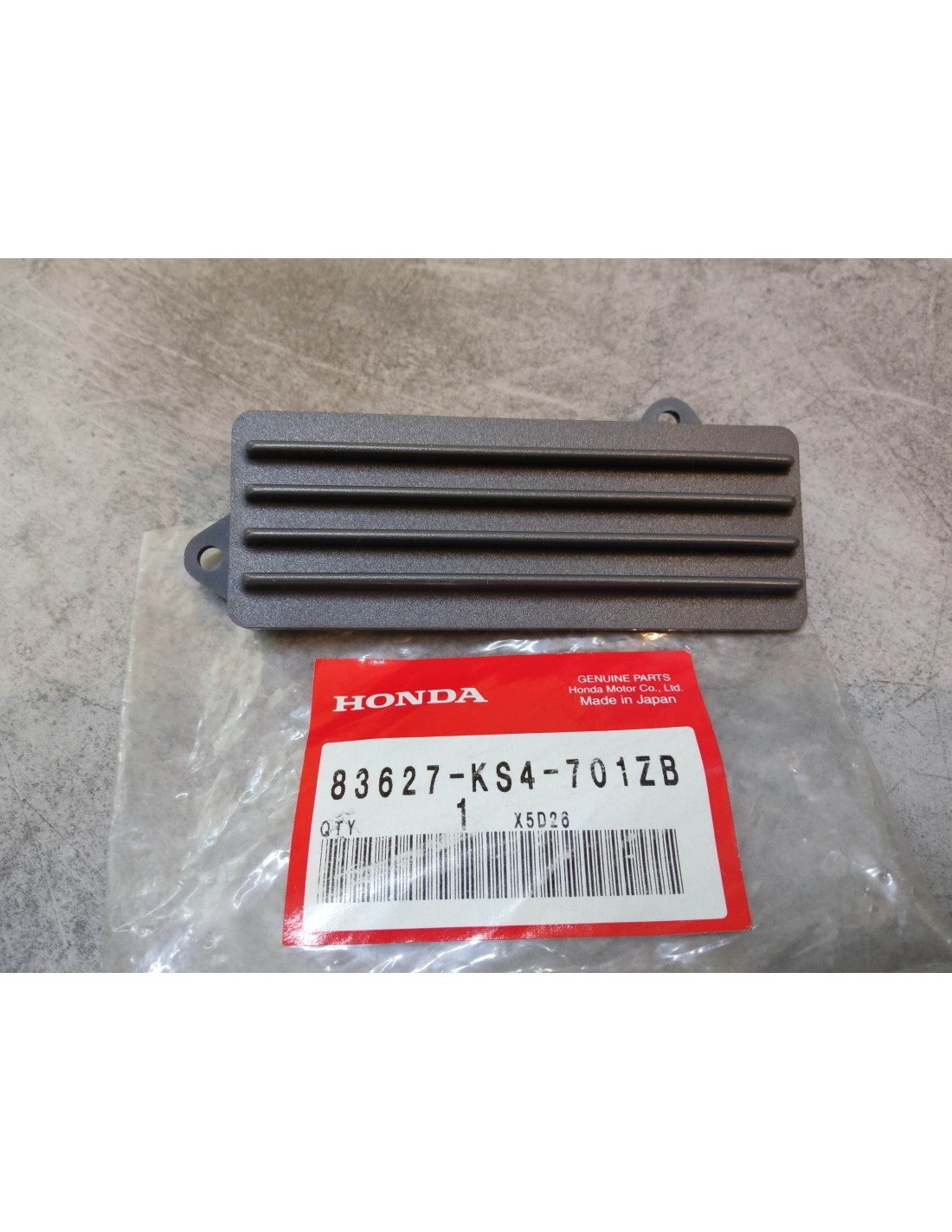 Remplacer cache catadioptre droit cassé sur Honda CN250 83627-KS4