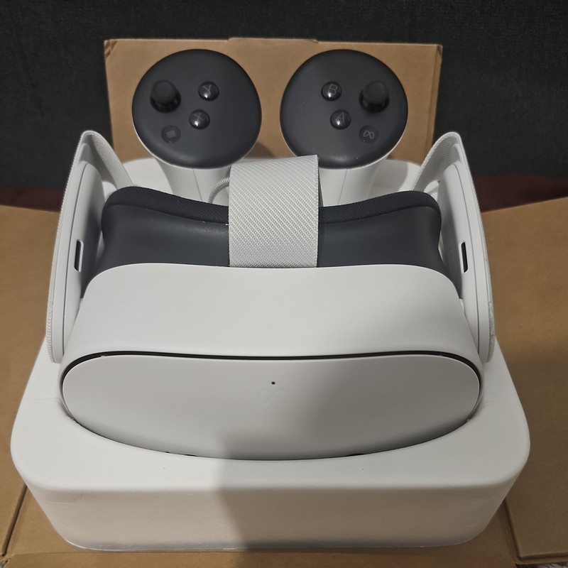 Oculus Meta Quest 3S Virtual Reality Headset 128GB All-in-One with Controllers