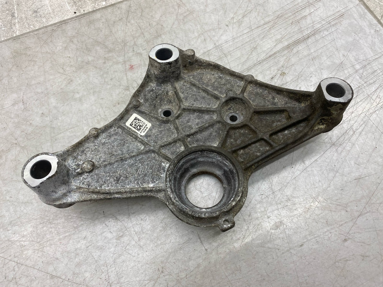 2020-2025 ASTON MARTIN DBX 4.0L UPPER OIL PAN SIDE SUPPORT BRACKET 1770144100