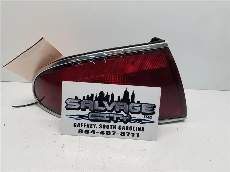 Estación de luz trasera izquierda para conductor Wgn se adapta a 84-96 Buick Century OEM Foto 2 de 4