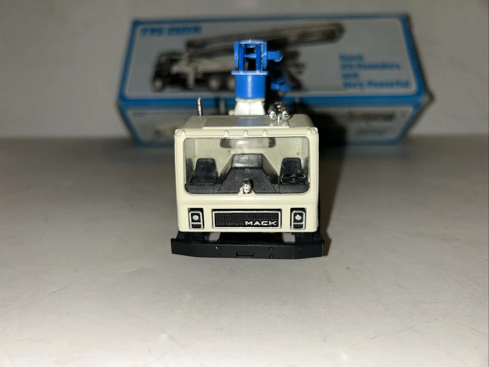 Conrad/NZG Mack Concrete Pumper Thomsen 1/50 - Image 4 of 4