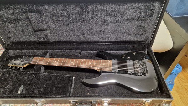 Guitarra eléctrica Ibanez RGA8 - 8 cuerdas con pastillas EMG - como nueva 