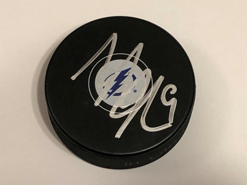 (2) Juego oficial firmado por Tyler Johnson y logotipo Puck Qubed certificado de autenticidad JSA Lightning EE. UU. - Imagen 5 de 5