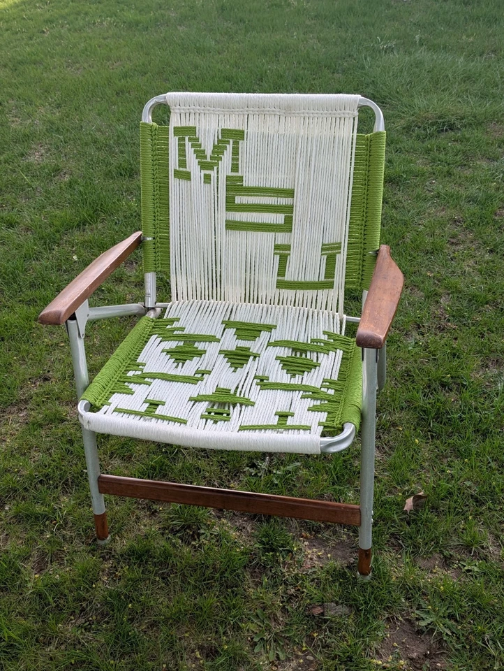 SILLA DE CÉSPED PLEGABLE DE ALUMINIO TEJIDO MACRAMÉ DE COLECCIÓN MSU UNIVERSIDAD ESTATAL DE MICHIGAN  Foto 2 de 4