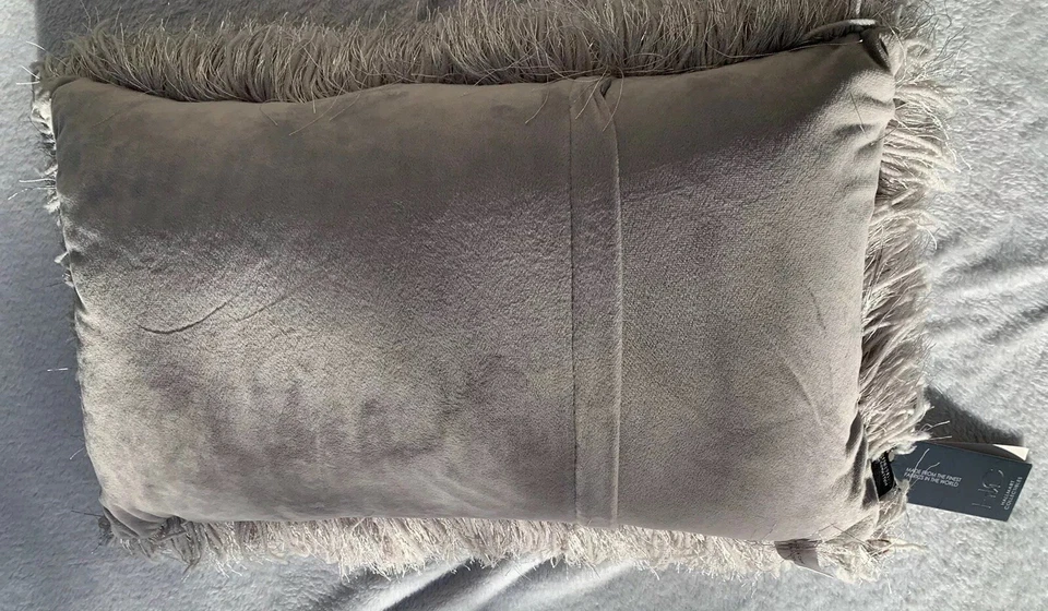 "Almohada decorativa esponjosa con flecos plateados oblongos de 13 X 21"" Hallmart coleccionable" Foto 3 de 4