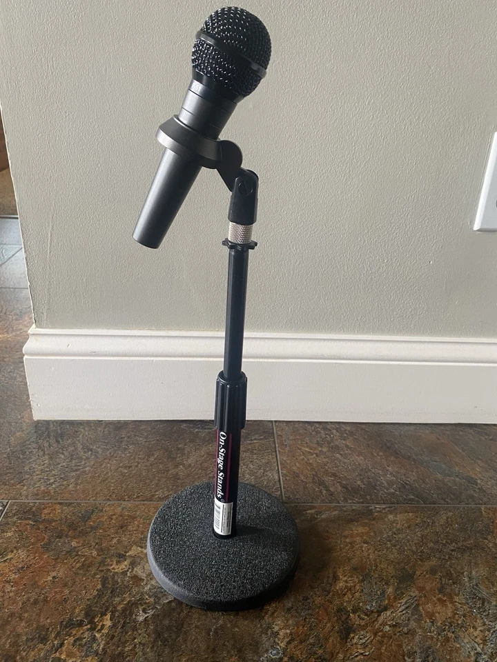 Micrófono de mano Fender P51 con soporte de escritorio Foto 2 de 4