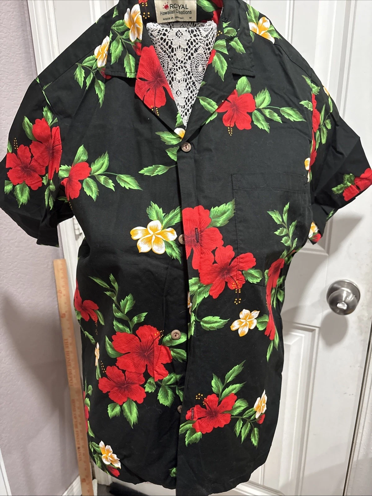 VTG Royal Hawaiian Creations Men's Shirt Blk Red Flowers USA 100 %Cotton USA