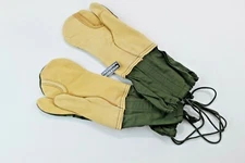 MEDIUM TRIGGER FINGER MITTENS SHELLS DATED 1987 NEW OLD STOCK